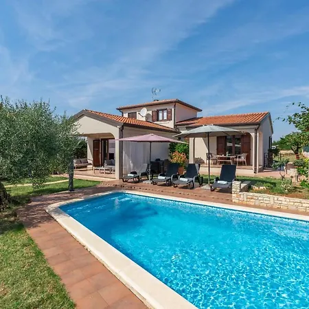 Lucas Villa